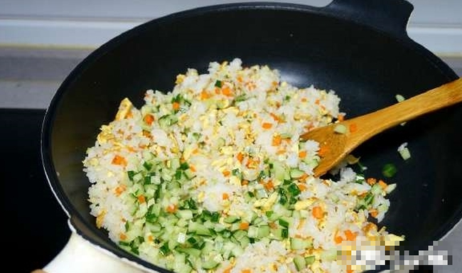 Rang cơm trứng muốn cơm tơi giòn, thơm phức cần nắm chắc 2 mẹo này