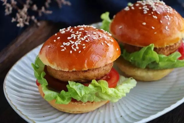 Rảnh rỗi ở nhà tôi thử làm bánh burger từ A-Z, không ngờ cả nhà ai cũng mê!