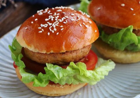 ranh roi o nha toi thu lam banh burger tu a z khong ngo ca nha ai cung me Rảnh rỗi ở nhà tôi thử làm bánh burger từ A-Z, không ngờ cả nhà ai cũng mê!