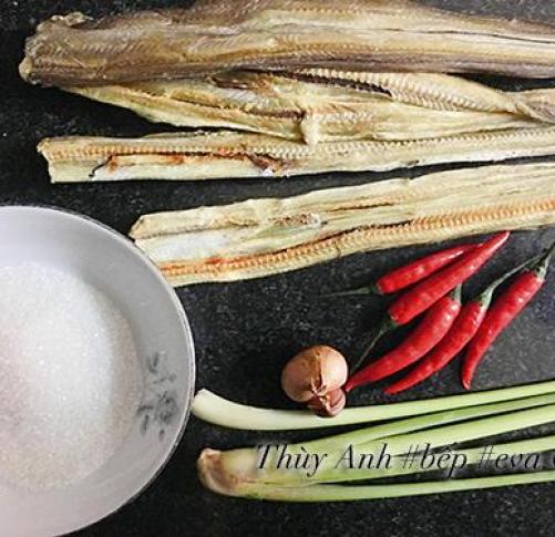 Rẻ tiền thế này thôi nhưng cá khô sốt chua ngọt trôi cơm lắm nhé!