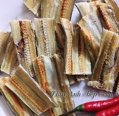 Rẻ tiền thế này thôi nhưng cá khô sốt chua ngọt trôi cơm lắm nhé!