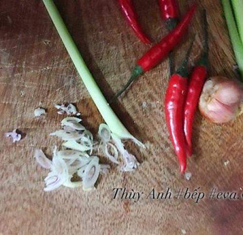 Rẻ tiền thế này thôi nhưng cá khô sốt chua ngọt trôi cơm lắm nhé!