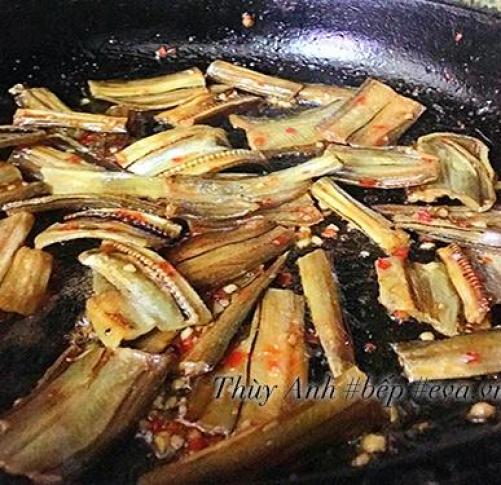 Rẻ tiền thế này thôi nhưng cá khô sốt chua ngọt trôi cơm lắm nhé!