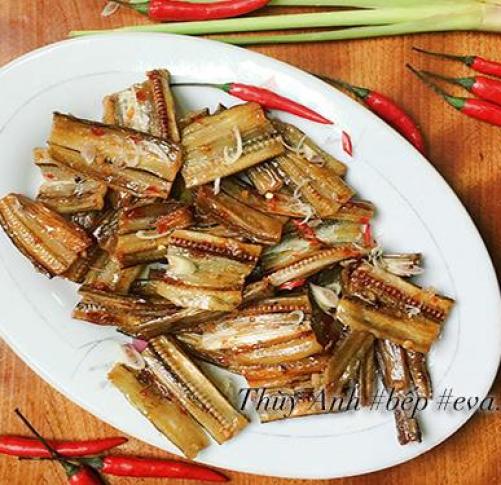 Rẻ tiền thế này thôi nhưng cá khô sốt chua ngọt trôi cơm lắm nhé!