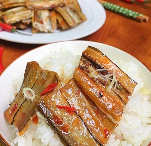 Rẻ tiền thế này thôi nhưng cá khô sốt chua ngọt trôi cơm lắm nhé!