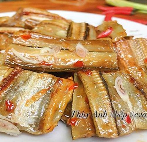 Rẻ tiền thế này thôi nhưng cá khô sốt chua ngọt trôi cơm lắm nhé!