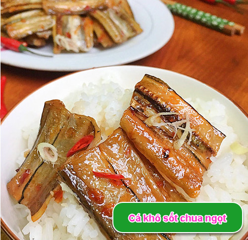 Rẻ tiền thế này thôi nhưng cá khô sốt chua ngọt trôi cơm lắm nhé!