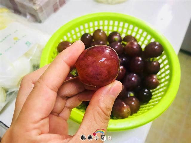Rửa nho hãy thêm thứ bột này đảm bảo sạch, ăn mà không cần bỏ vỏ nữa