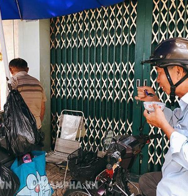 Sài Gòn trưa nóng chỉ mê “húp soạt” chén sương sáo sữa 70 năm tuổi, bán chỉ 5 nghìn