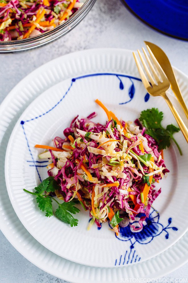 Salad bắp cải làm kiểu này đã nhanh lại còn ngon