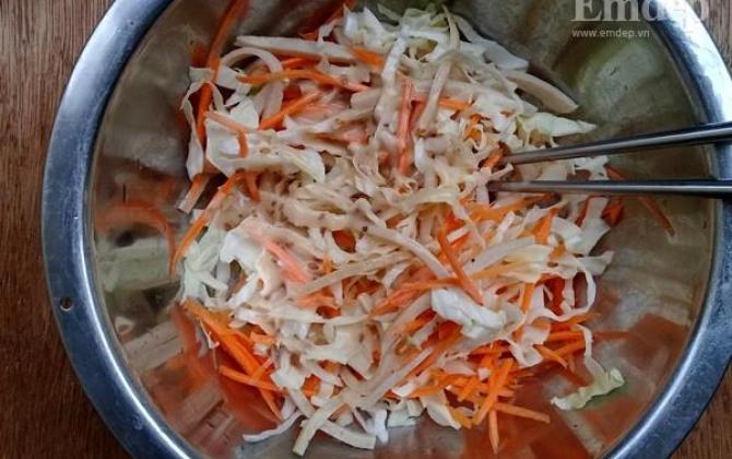 Salad bắp cải trộn sốt mè rang ngậy thơm cho bữa sáng gọn nhẹ