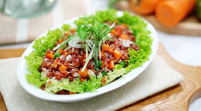 Salad cơm gạo lứt