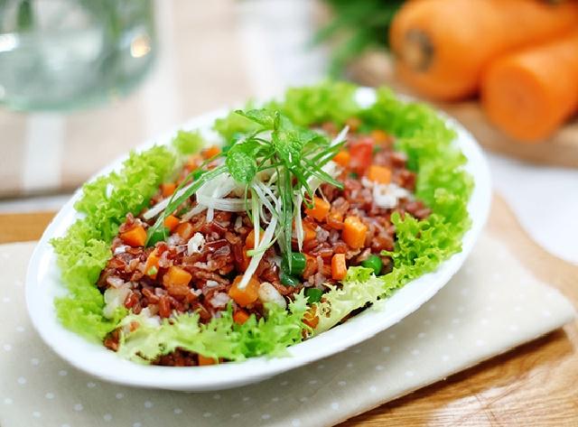 Salad cơm gạo lứt