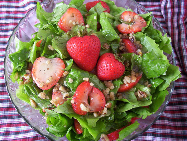 Salad dâu tây chào hè