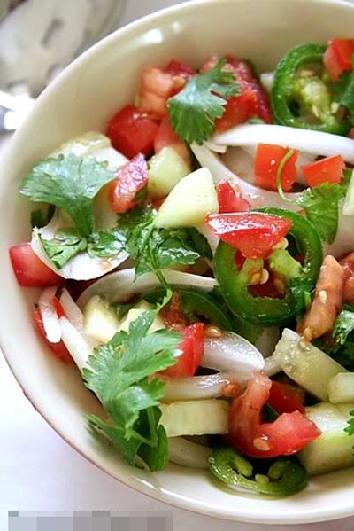 Salad dưa chuột và cà chua tươi mát