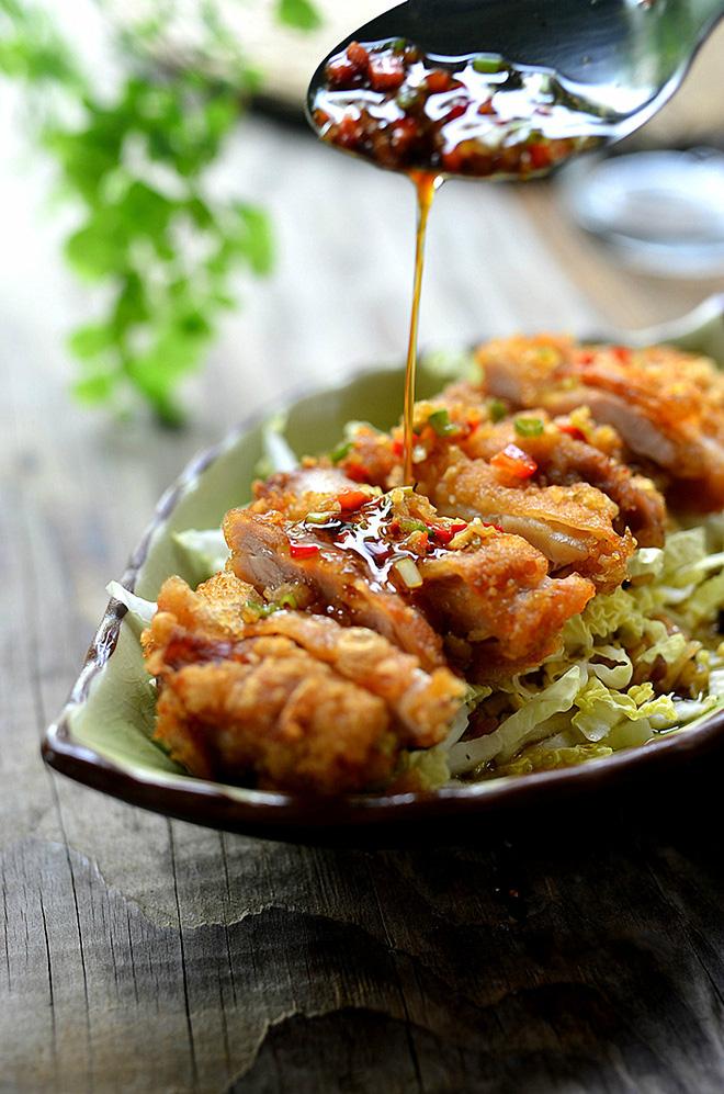 Salad gà chiên thơm giòn ăn ngon mà không sợ béo