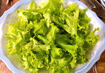 Salad rau mầm sốt mè rang tự làm