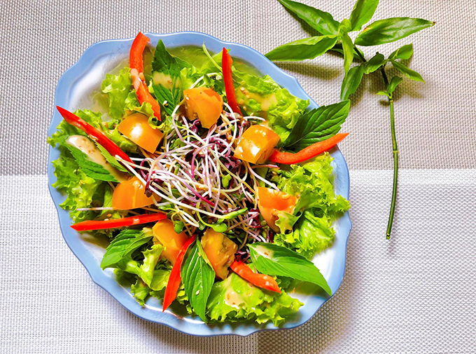 Salad rau mầm sốt mè rang tự làm