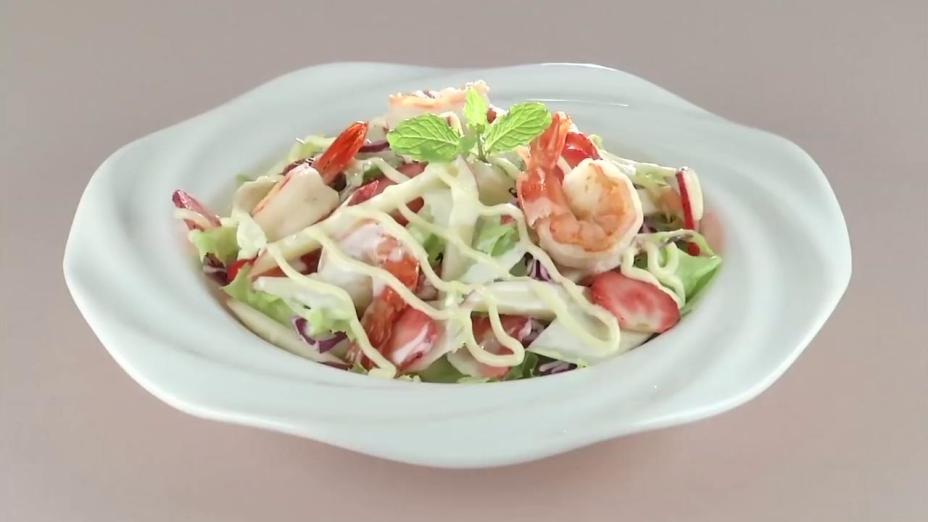 Salad tôm dâu tây táo đỏ