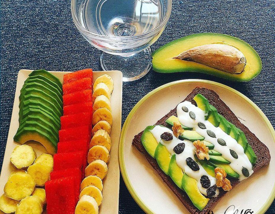 Sandwich bánh mì đen đơn giản, sự lựa chọn cho ngày hè nóng bức