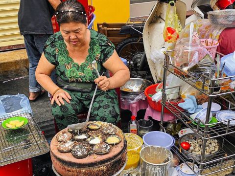 sap banh can khong ten ngay pho tay ngay chi ban 3 tieng Sạp bánh căn không tên ngay phố Tây, ngày chỉ bán 3 tiếng