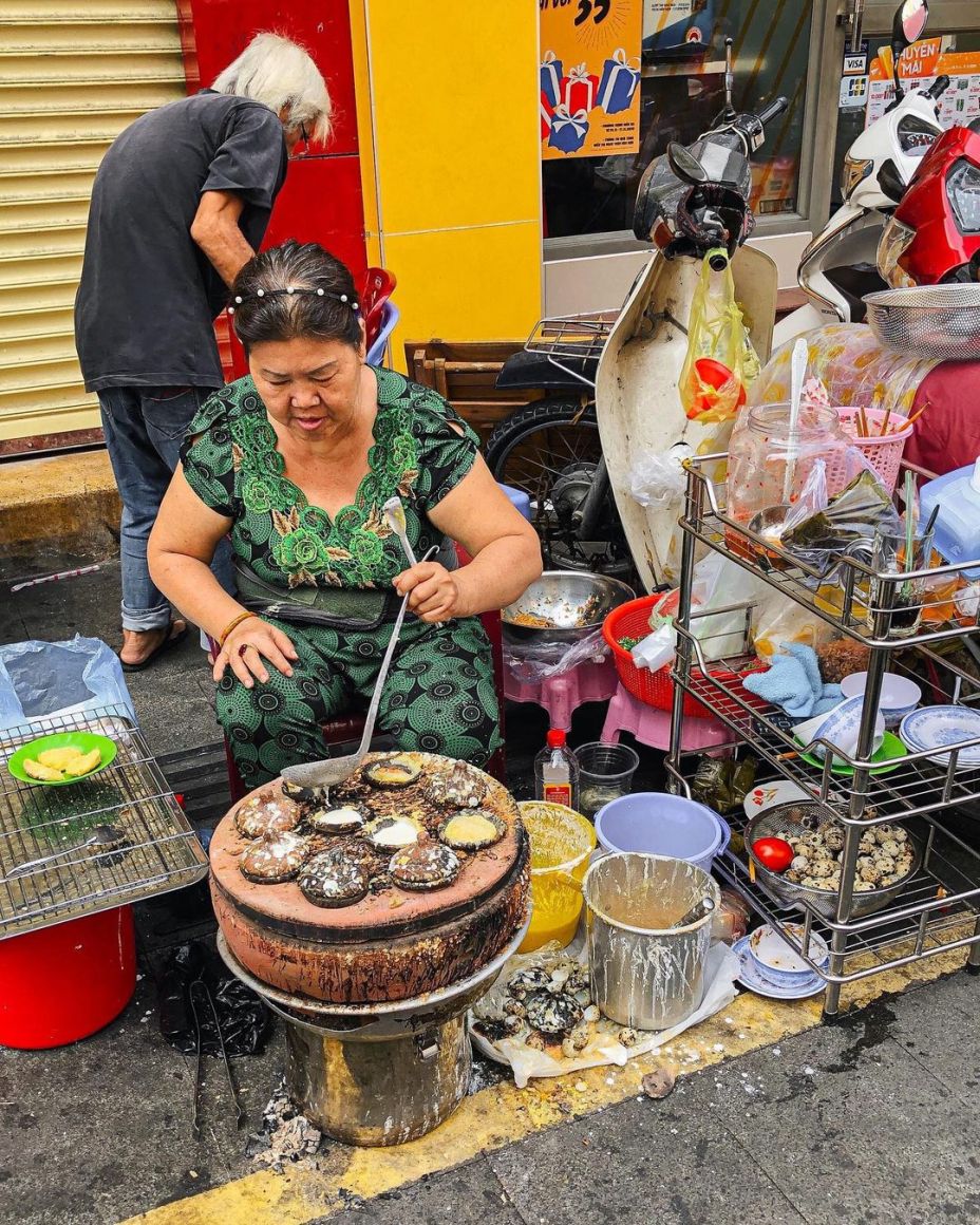 Sạp bánh căn không tên ngay phố Tây, ngày chỉ bán 3 tiếng