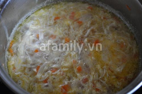 Soup gà hạt sen bổ dưỡng mà hấp dẫn