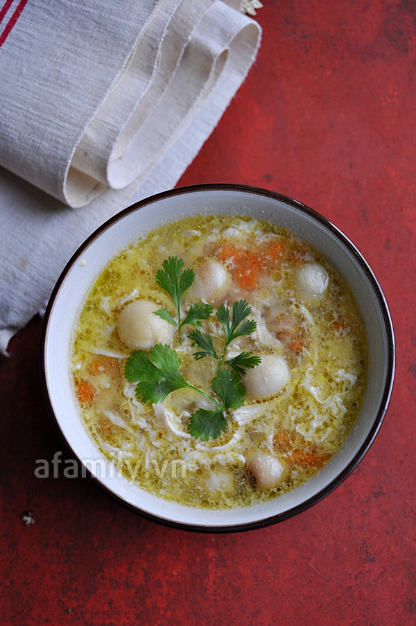 Soup gà hạt sen bổ dưỡng mà hấp dẫn