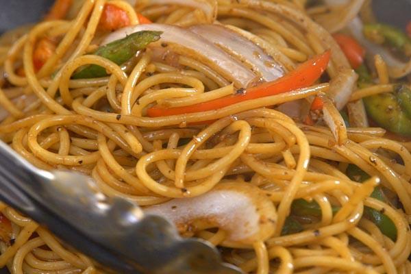 Spaghetti thịt lợn xào tiêu đen thơm lừng, hấp dẫn