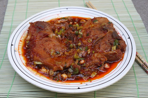 Sườn cốt lết sốt cà chua thấm mềm, hấp dẫn