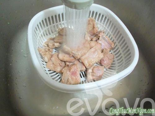 Sườn kho tộ đậm đà lạ miệng