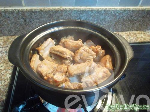 Sườn kho tộ đậm đà lạ miệng