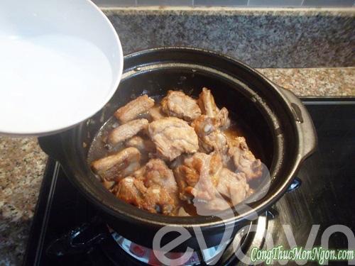 Sườn kho tộ đậm đà lạ miệng