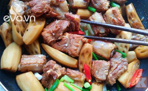 Sườn non kho củ sen đậm đà ngon cơm