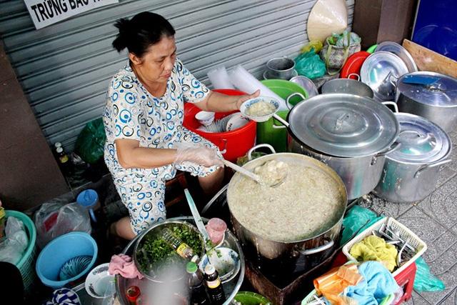 Súp cua ngon, rẻ, ăn bằng tô ở chợ Thiếc