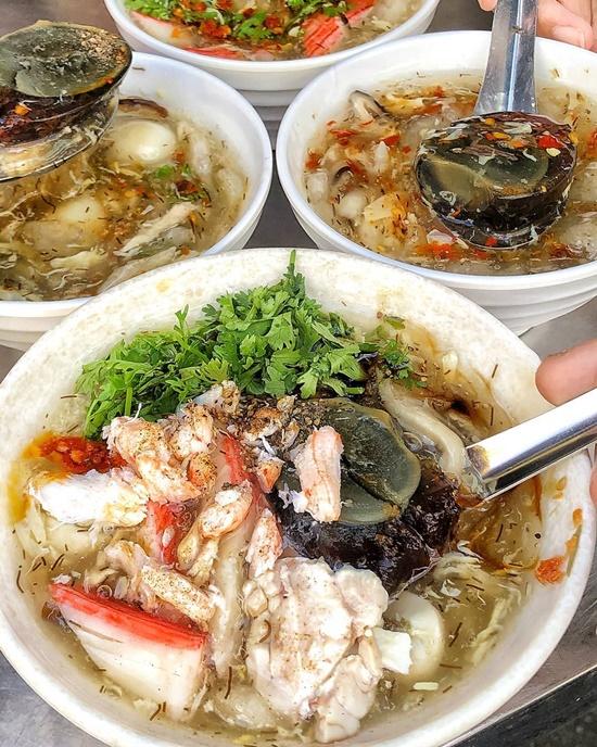 Súp cua topping 'ngập mặt' ở Sài Gòn