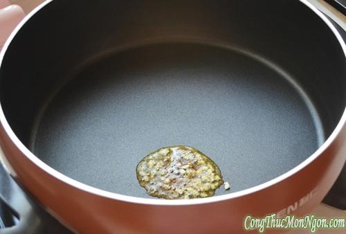 Tai heo xào ớt xanh giòn giòn đã miệng