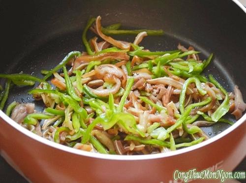 Tai heo xào ớt xanh giòn giòn đã miệng