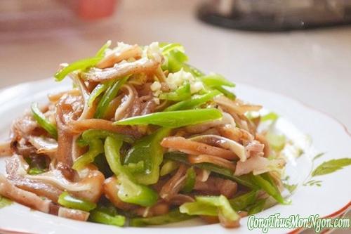 Tai heo xào ớt xanh giòn giòn đã miệng
