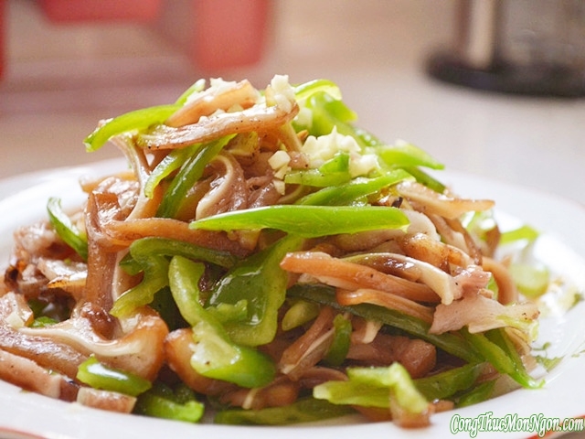 Tai heo xào ớt xanh giòn giòn đã miệng
