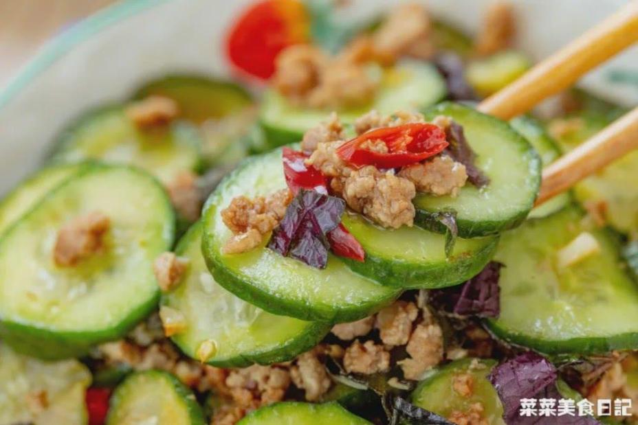 Tại sao ăn dưa chuột không nên gọt vỏ và phải chà xát 2 đầu?