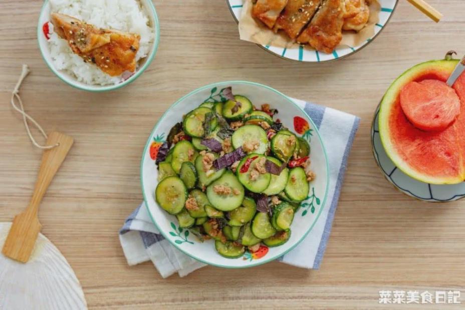 Tại sao ăn dưa chuột không nên gọt vỏ và phải chà xát 2 đầu?