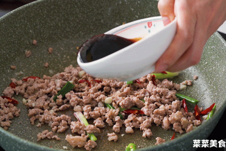 Tại sao ăn dưa chuột không nên gọt vỏ và phải chà xát 2 đầu?