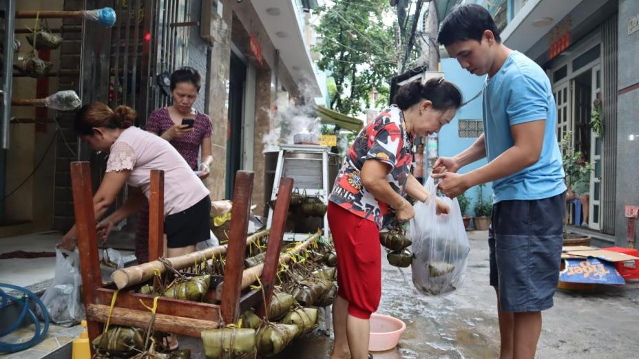 Tết Đoan Ngọ: Người Hoa ở Chợ Lớn nấu bánh bá trạng không kịp bán