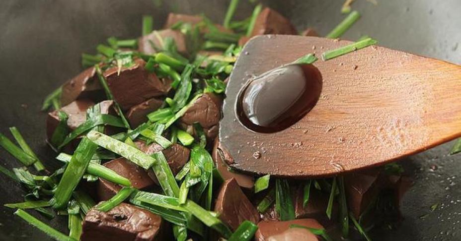 Thải độc, bổ sung vi chất bằng món huyết heo xào vừa ngon vừa dễ làm