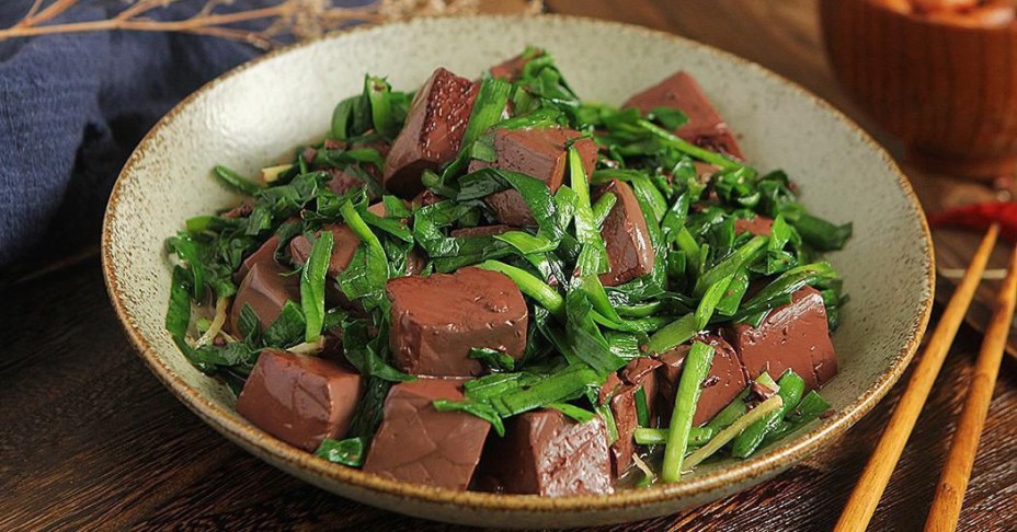 Thải độc, bổ sung vi chất bằng món huyết heo xào vừa ngon vừa dễ làm