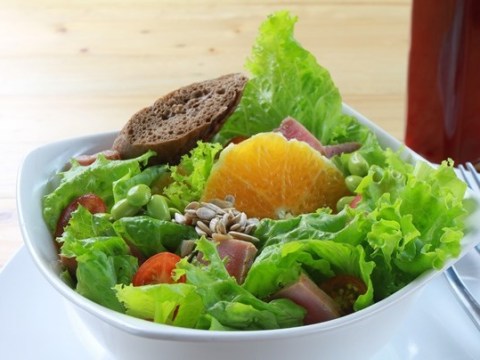 thanh loc co the voi salad ca ngu Thanh lọc cơ thể với salad cá ngừ