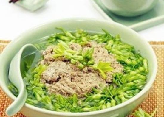 Thanh mát món canh cua nấu hoa thiên lý cho ngày nắng nóng