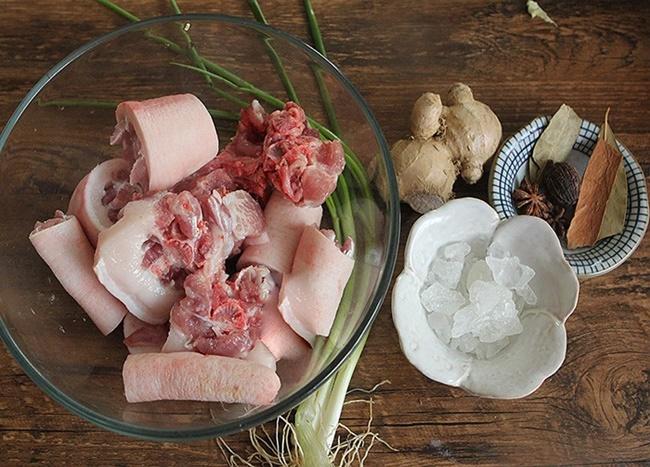 Thay vì luộc, đem đuôi lợn làm món này đảm bảo thơm nức, trôi cơm