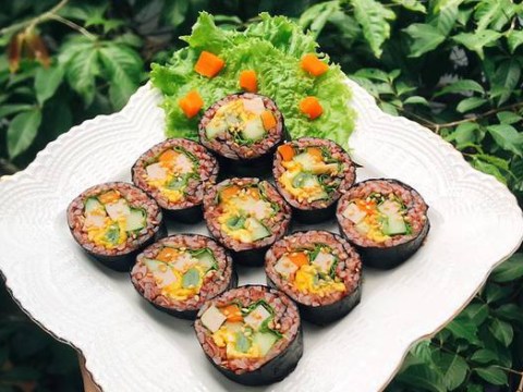 them com nhung lai lo an vao se beo mon kimbap bien the nay se giup chi em da mieng m Thèm cơm nhưng lại lo ăn vào sẽ béo? Món kimbap biến thể này sẽ giúp chị em "đã miệng" mà chẳng sợ tăng cân!